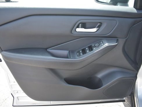 Used 2024 Nissan Rogue SV FWD image 11