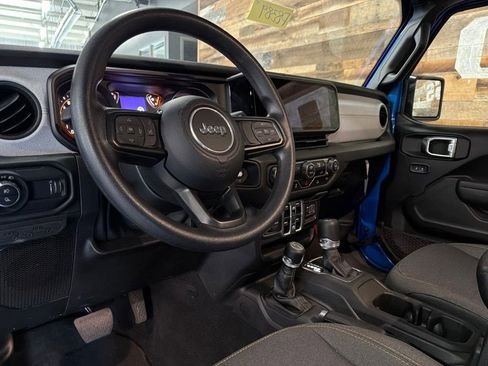 Used 2025 Jeep Gladiator Sport AWD/4WD image 2