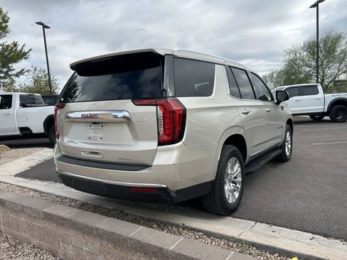 Used 2022 GMC Yukon SLT w/ SLT Premium Package image 3