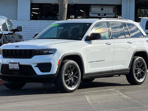 Used 2025 Jeep Grand Cherokee Altitude image 8