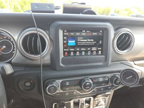 Used 2018 Jeep Wrangler Unlimited Sahara AWD/4WD image 11