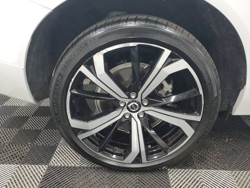 Used 2022 Volvo XC60 B6 R-Design image 7