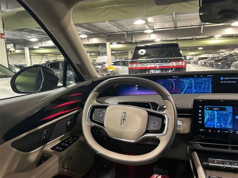 Used 2025 Lincoln Nautilus Reserve image 24