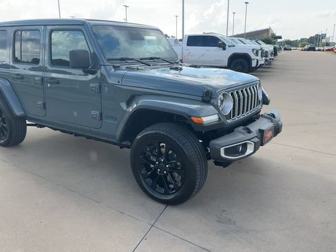 Used 2025 Jeep Wrangler Unlimited Sahara w/ Safety Group AWD/4WD image 3