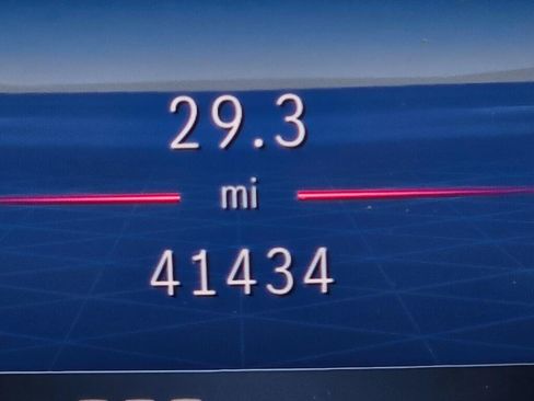 Used 2024 Mercedes-Benz GLE 350 4MATIC w/ AMG Line Interior image 43