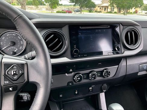 Used 2017 Toyota Tacoma TRD Off-Road w/ Tow Package RWD image 7