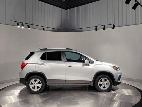 Used 2022 Chevrolet Trax LT w/ LT Convenience Package image 10