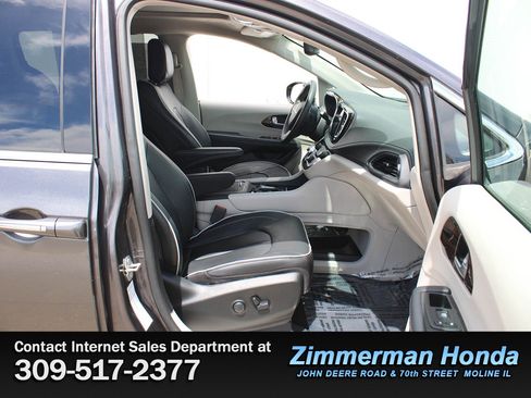 Used 2023 Chrysler Pacifica Limited FWD image 22