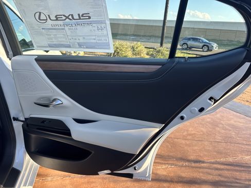 New 2025 Lexus ES 300h w/ Premium Package image 10
