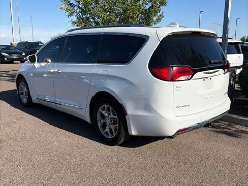 Used 2017 Chrysler Pacifica Limited w/ UConnect Theater Package FWD image 7