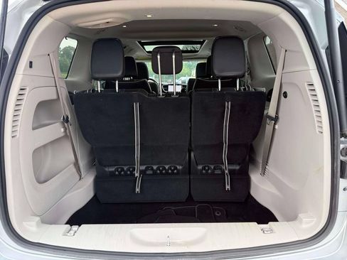 Used 2023 Chrysler Pacifica Limited FWD image 11