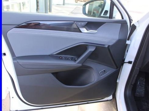 Used 2025 Volkswagen Tiguan SE w/ Panoramic Sunroof Package image 19