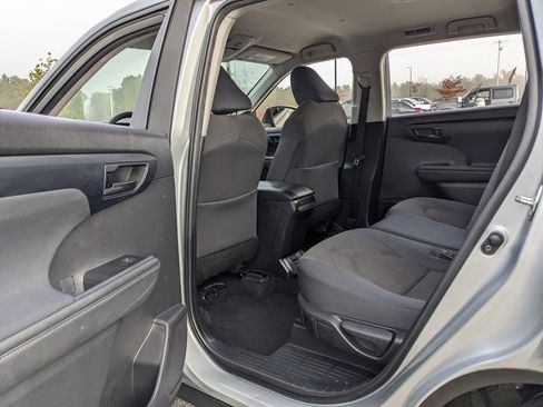 Used 2023 Toyota Highlander L image 29