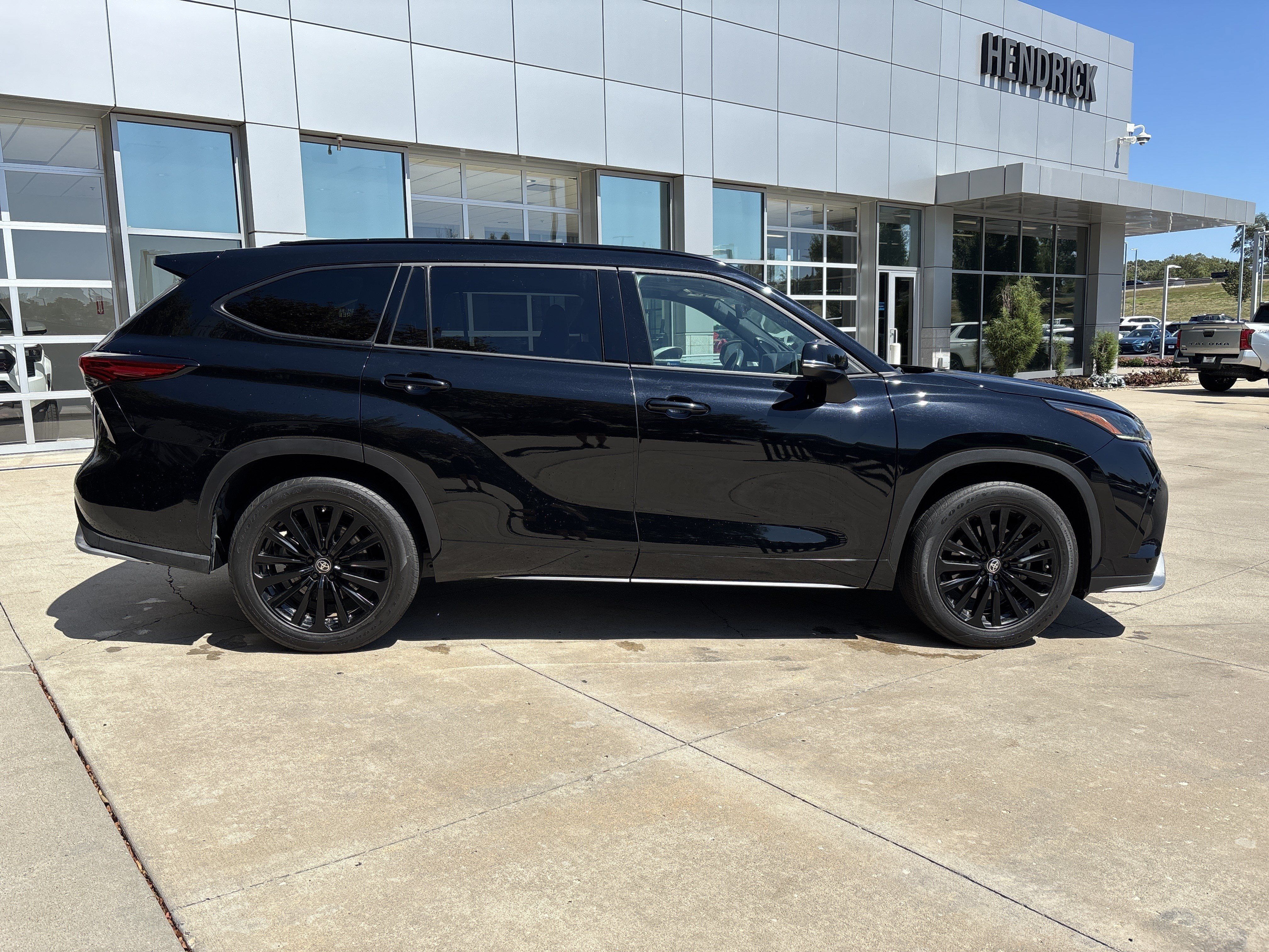 Used 2023 Toyota Highlander XSE AWD/4WD image 10