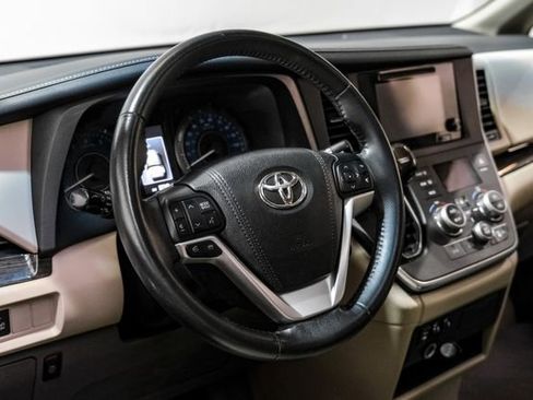 Used 2017 Toyota Sienna XLE Premium image 17