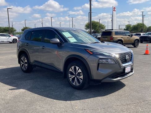 Used 2023 Nissan Rogue SV image 3