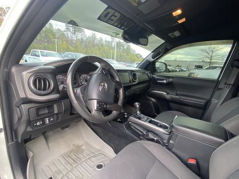 Used 2019 Toyota Tacoma TRD Sport image 8