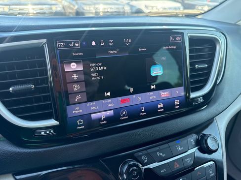 Used 2023 Chrysler Pacifica Touring-L FWD image 33