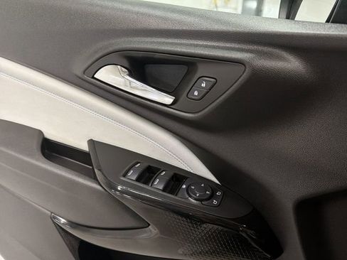 Certified 2025 Chevrolet Trax LT w/ LT Convenience Package FWD image 20
