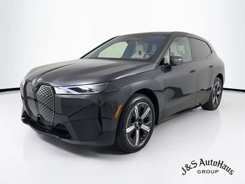 Used 2024 BMW iX xDrive50 w/ Sport Package AWD/4WD image 3