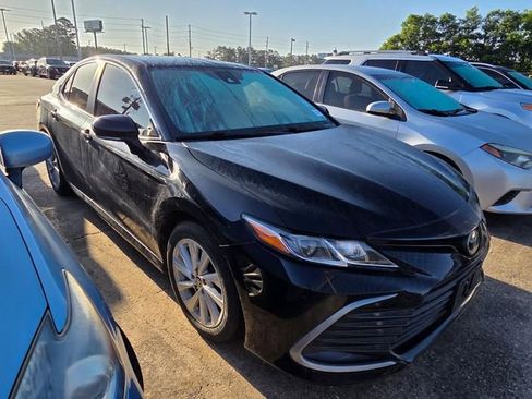 Used 2022 Toyota Camry LE w/ Convenience Package FWD image 3
