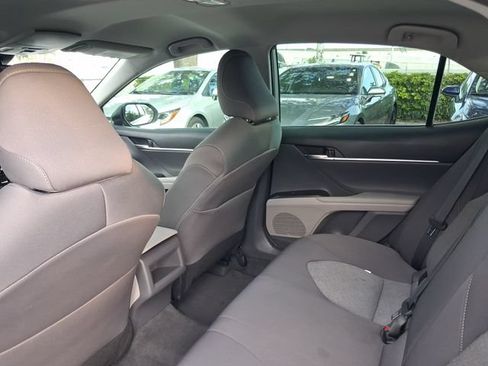 Used 2022 Toyota Camry LE FWD image 5