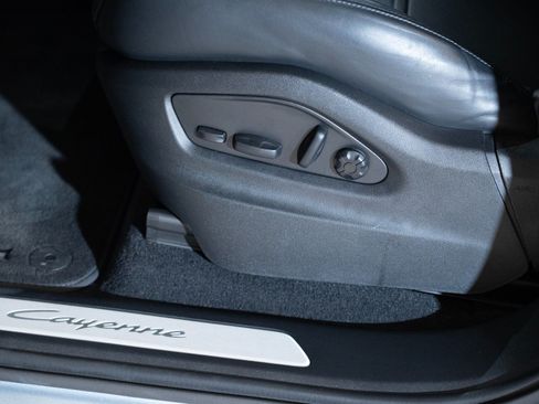 Certified 2024 Porsche Cayenne Coupe AWD/4WD image 13