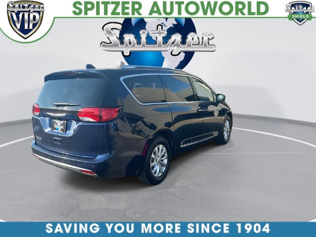 Used 2018 Chrysler Pacifica Touring-L FWD image 10