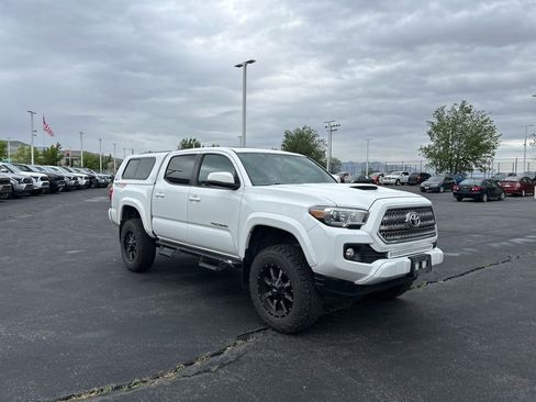 Used 2017 Toyota Tacoma TRD Sport AWD/4WD image 2