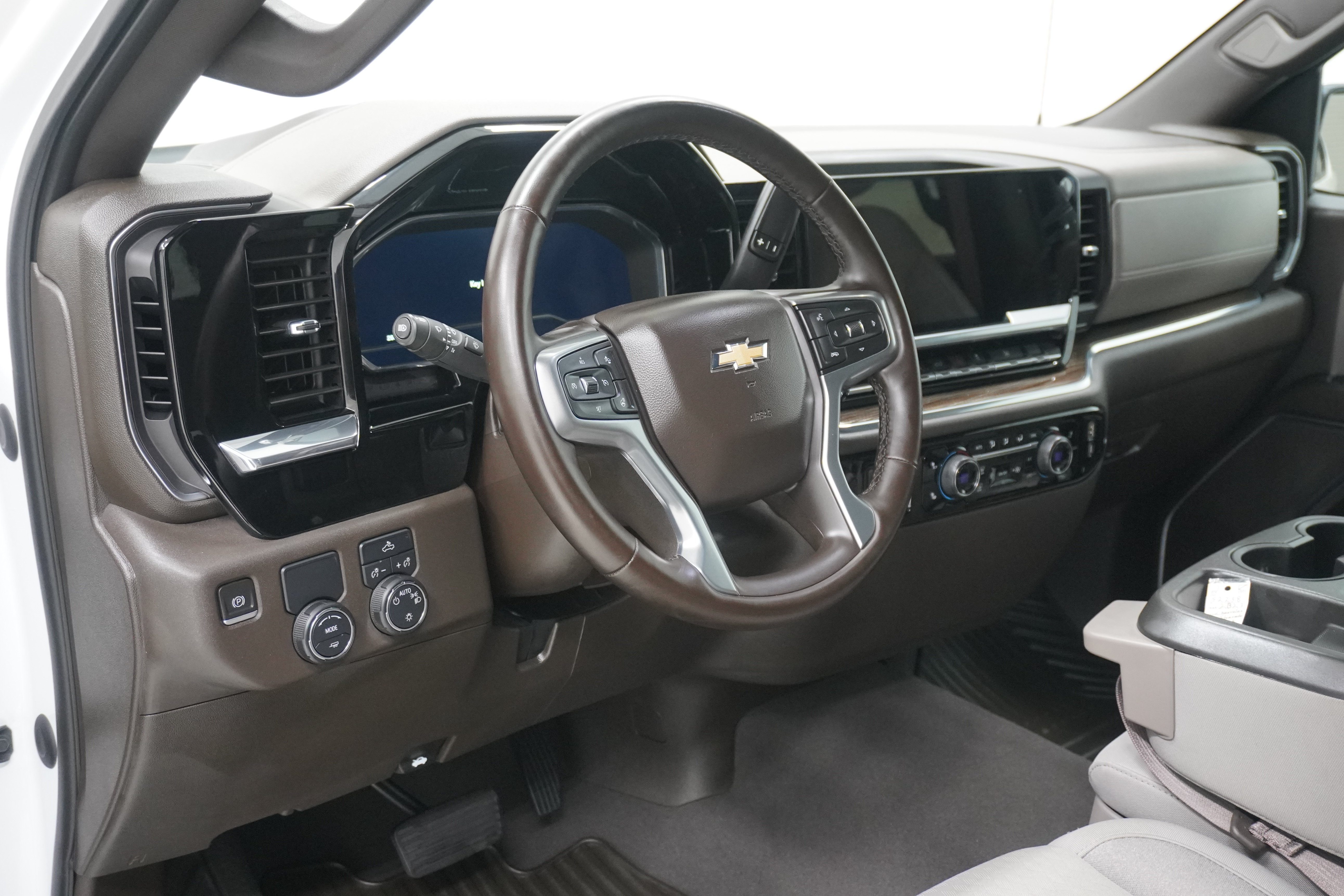 Used 2023 Chevrolet Silverado 1500 LT RWD image 9