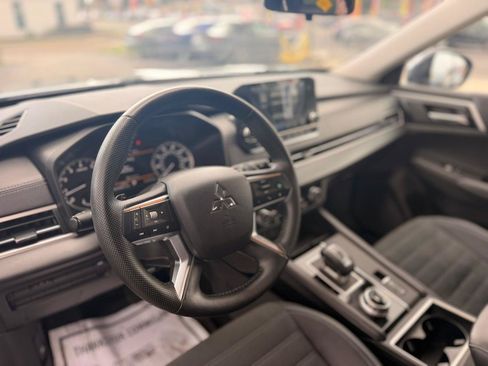Used 2024 Mitsubishi Outlander FWD image 11