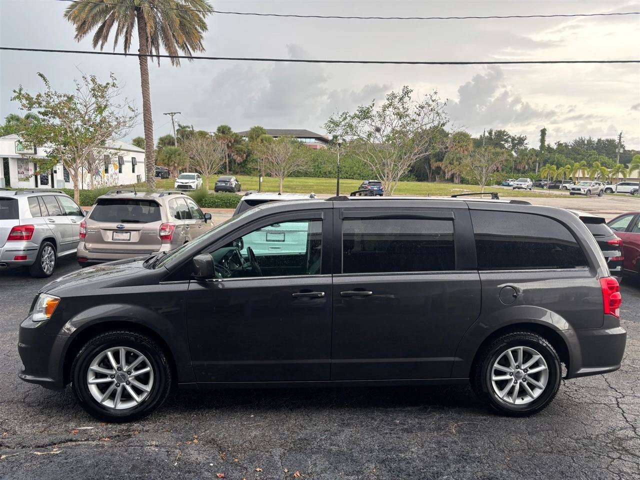Used 2020 Dodge Grand Caravan SXT FWD image 2