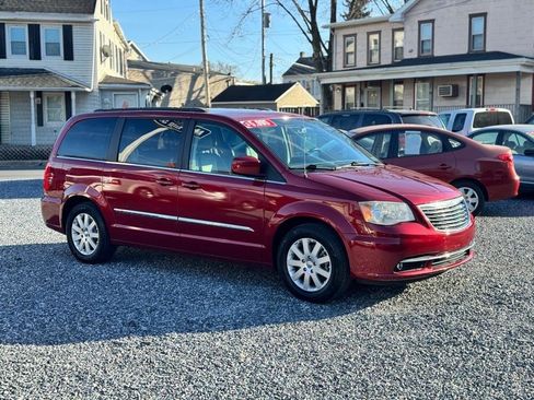 Used 2013 Chrysler Town & Country Touring FWD image 4
