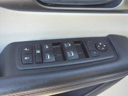 Used 2020 Chrysler Pacifica Touring-L w/ Tire & Wheel Group image 8