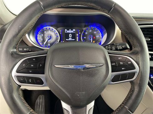 Used 2018 Chrysler Pacifica Touring-L image 16