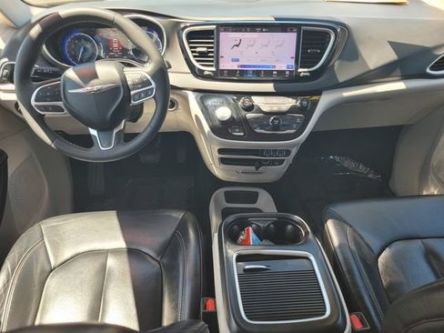 Used 2022 Chrysler Pacifica Touring-L FWD image 16