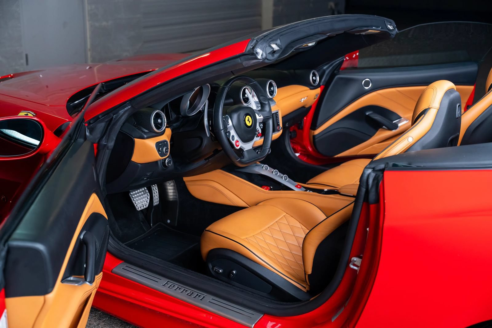 Used 2015 Ferrari California T RWD image 78