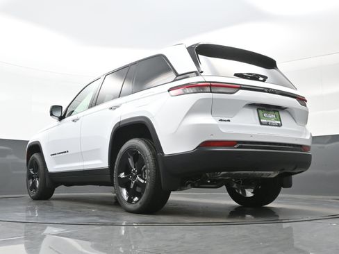 New 2025 Jeep Grand Cherokee Altitude image 13
