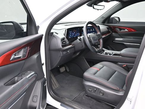 Used 2025 Chevrolet Traverse RS image 11