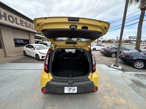 Used 2015 Kia Soul + image 9