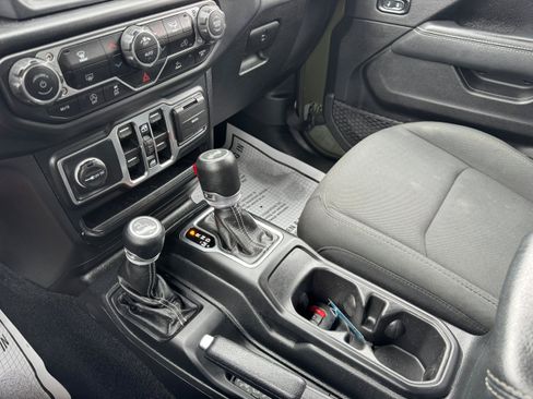 Used 2022 Jeep Wrangler Unlimited Sahara AWD/4WD image 19