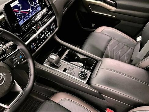 Used 2022 Nissan Pathfinder Platinum AWD/4WD image 17