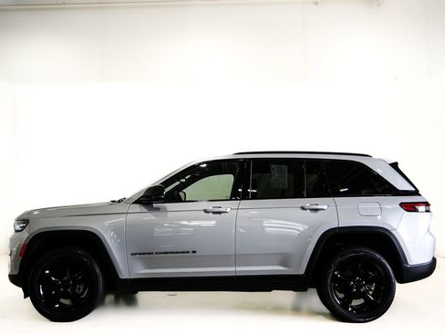 Used 2023 Jeep Grand Cherokee Altitude AWD/4WD image 5