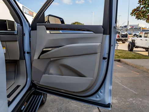 Used 2026 Cadillac Escalade Platinum Sport w/ LPO, ONYX Package image 36