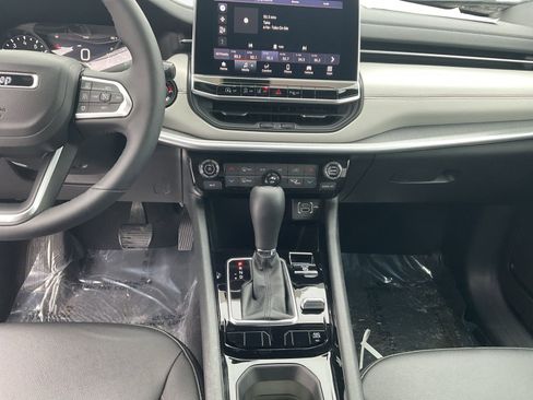 Used 2024 Jeep Compass Limited image 11