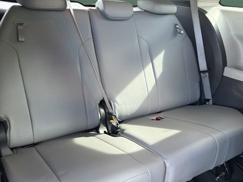 Used 2021 Toyota Sienna XLE FWD image 28