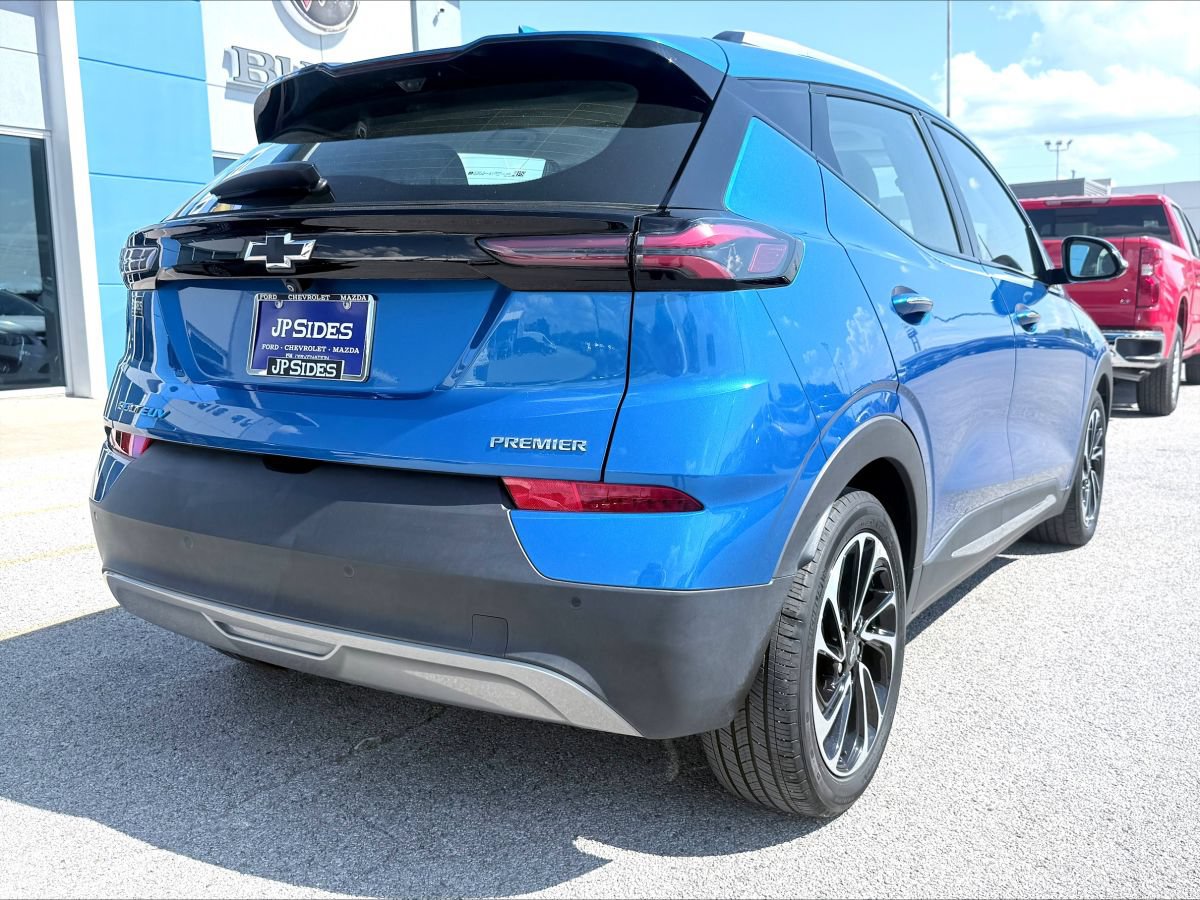 Used 2022 Chevrolet Bolt EUV Premier w/ Sun & Sound Package FWD image 5