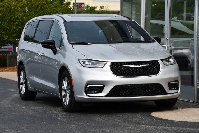 Used 2026 Chrysler Pacifica Limited FWD image 6