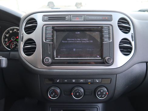 Used 2017 Volkswagen Tiguan S image 17