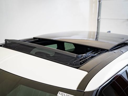 Used 2023 Land Rover Range Rover Velar R-Dynamic S image 14